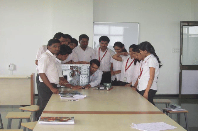 MET’s Institute of Technology, Polytechnic Nashik Lab Photo photo 3